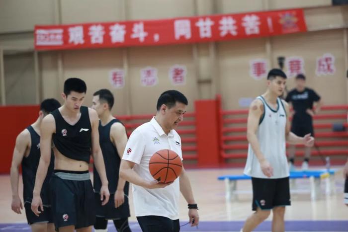 哪里能找到一对一的篮球训练指导_1